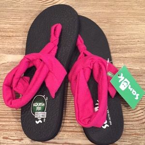 Sanuk Womens yoga sling flip flops sz. US 7, NWT